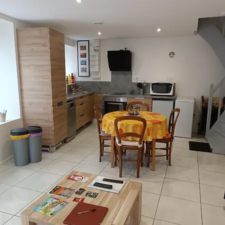 Appartement Au Coin De La Rue à Saint-Vincent-Sterlanges Extérieur photo