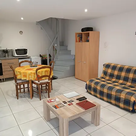 Appartement Au Coin De La Rue à Saint-Vincent-Sterlanges Extérieur photo